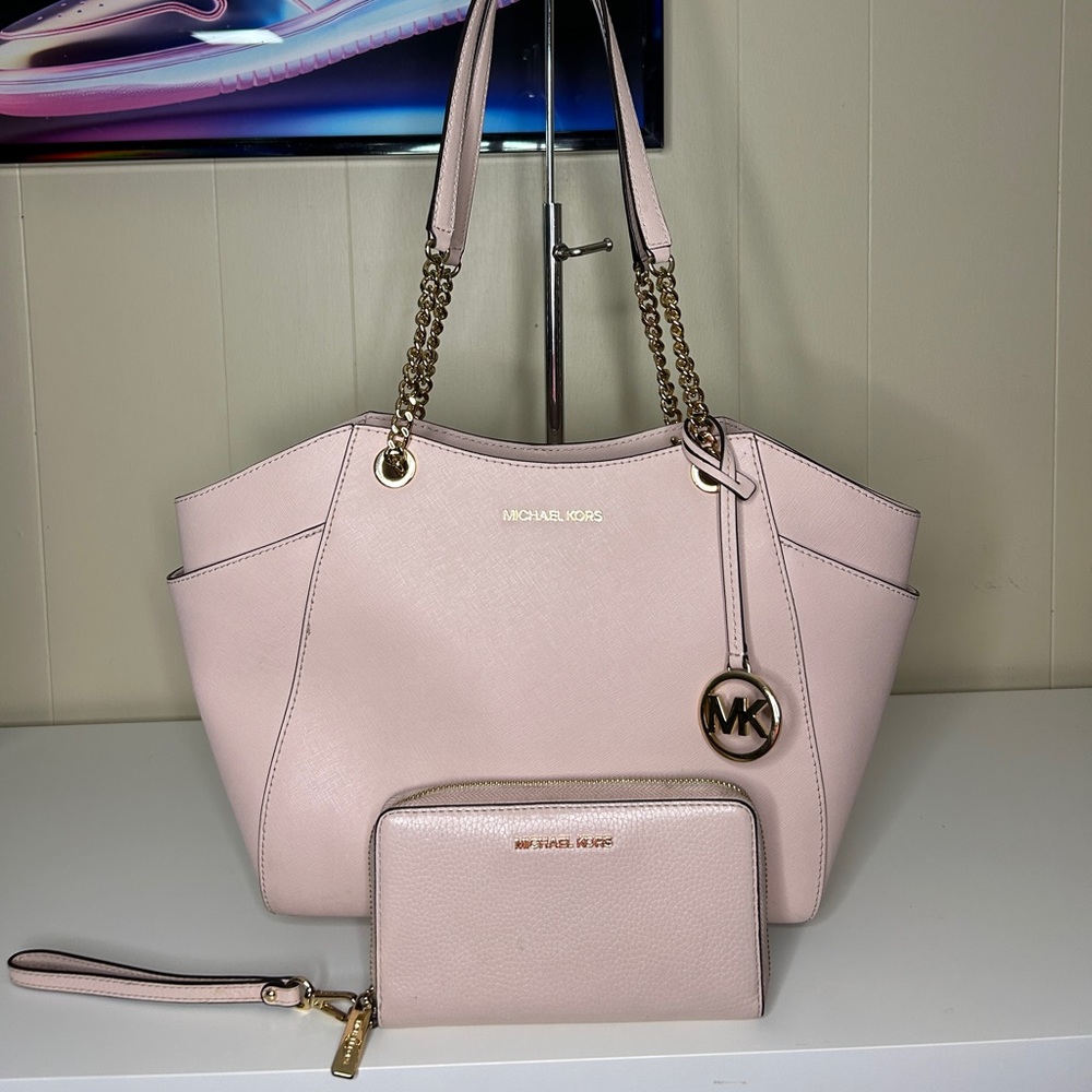 GUC Micheal Kors Jet Set Chain Tote with Matching Zippy Wallet